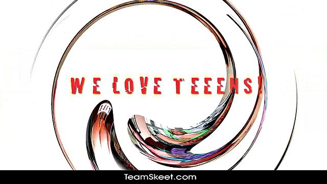 Сочная чернокожая с натуральной грудью скачет на белом члене