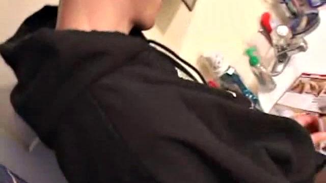 Шейн дрочит на камеру и кончает в ладонь