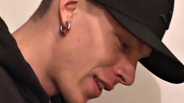 Шейн дрочит на камеру и кончает в ладонь