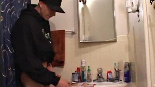 Шейн дрочит на камеру и кончает в ладонь