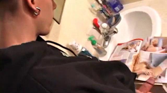 Шейн дрочит на камеру и кончает в ладонь