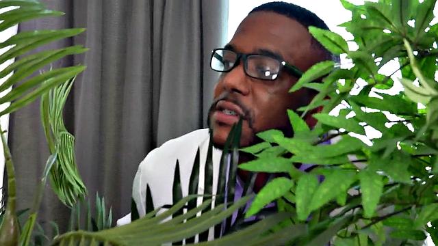 черный качок-врач дрочит волосатому парню в медпункте