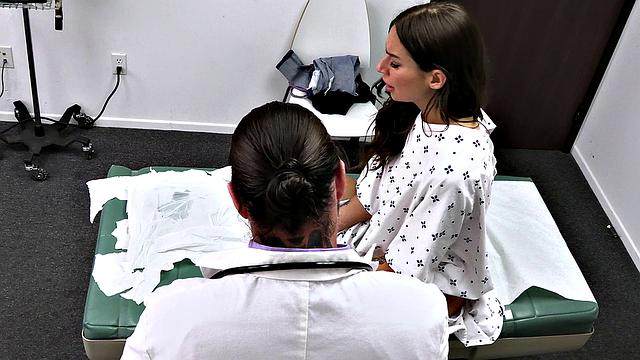 эйприл олсен спасает свою жопу, отсасывая доктору Вегасу