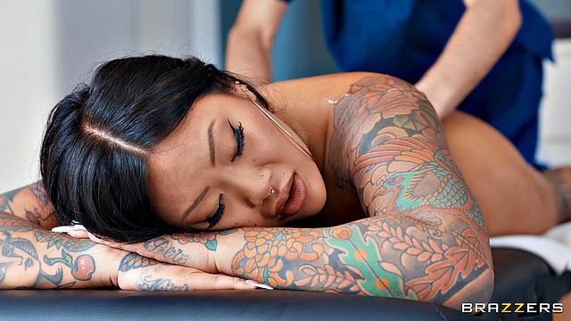 Хитрый уборщик заманил Конни на массаж и трахнул её на масле