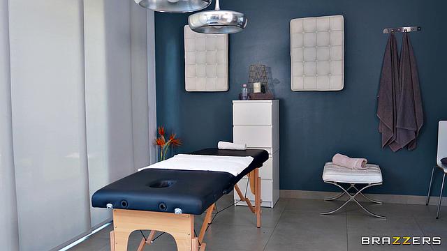 Хитрый уборщик заманил Конни на массаж и трахнул её на масле