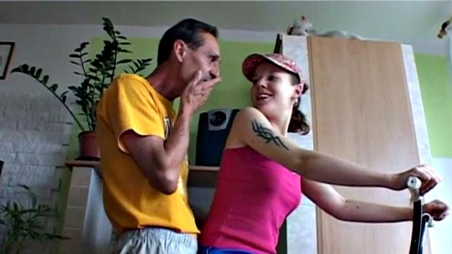 татуированная малышка получает по полной от зрелого вблизи