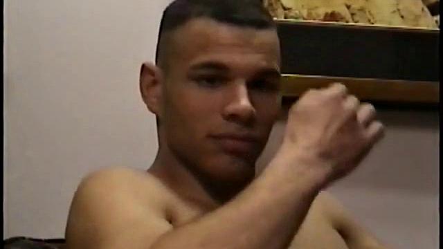 смотри, как гетеро сосет член