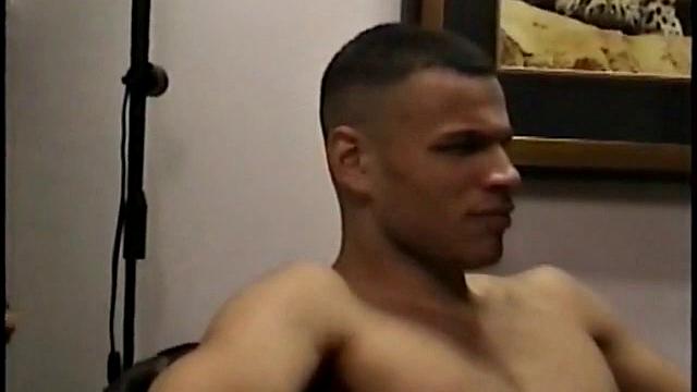 смотри, как гетеро сосет член