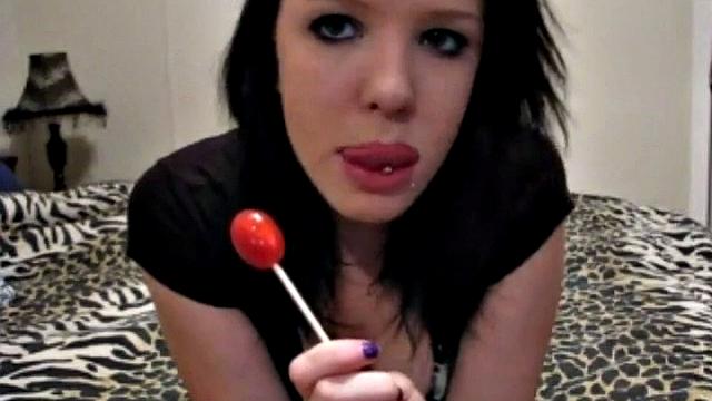 Riley Rebel сосет леденец и медленно дрочит, крупный план на сиськи и возбуждённые движения.