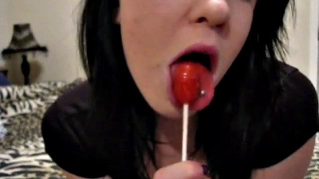 Riley Rebel сосет леденец и медленно дрочит, крупный план на сиськи и возбуждённые движения.