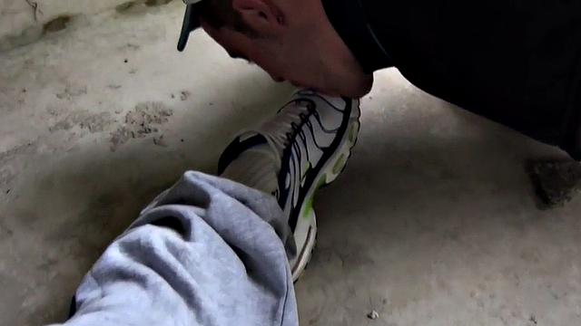 Sneakers fetish bottom fucked by inked outdoor