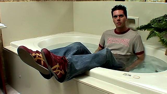 Blasting in the Bathtub with Ash - Ash