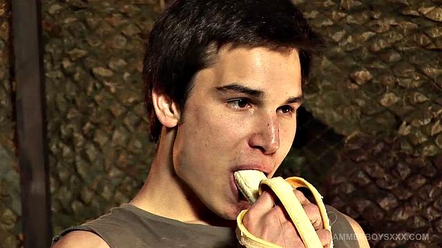 Смотри, как Джордж Линов дрочит свой огромный член и кончает на камеру