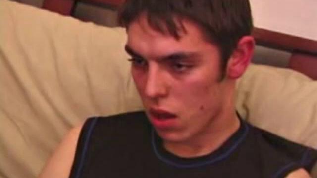 Брэйди Уокер дрочит и кончает себе на лицо