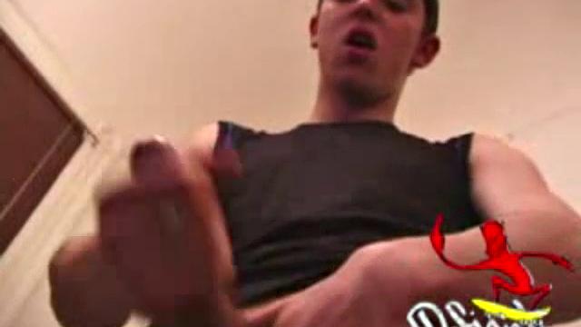 Брэйди Уокер дрочит и кончает себе на лицо