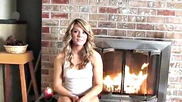 Юная блондинка мочит футболку и играет с торчащими сосками у камина