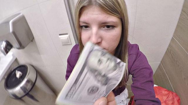 жаркая русская сама просит денег за жёсткий трах