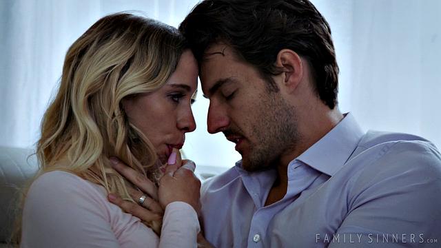 Khloe Kapri не выдержала - призналась начальнику, что хочет его, и дала прямо в офисе.