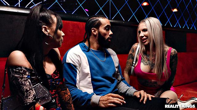 Блондинка изменяет парню и трахается втроём в клубе