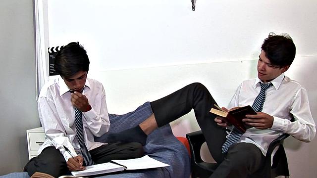 Latin twinks breeding doggy-style for cumshot on DILF's ass