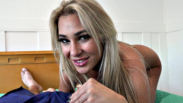 блондинка milf в бикини нежно ласкает выбритую киску