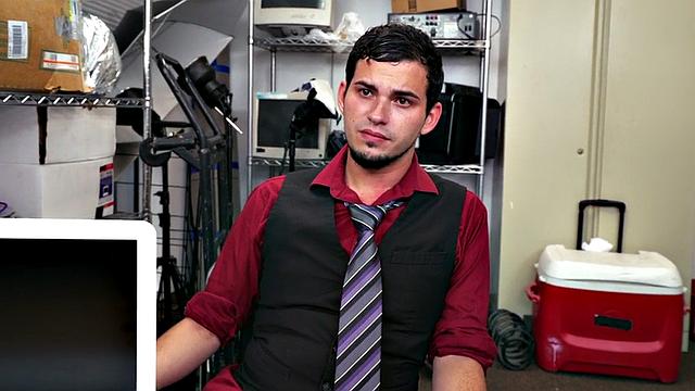 чёрный топ трахает белого в жопу в офисе