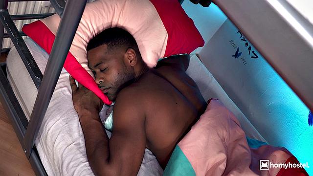 Блондинка ворвалась в комнату и отрабатывает место на кровати своим телом, Даррелл не устоял перед такой попкой!