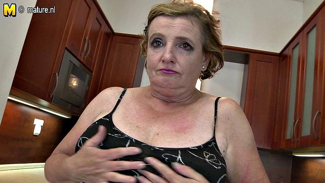 зрелая милфа сосёт и трахается на кухне