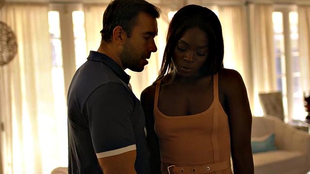 Падчерица-эбони сосёт и трахается с отчимом в гостиной