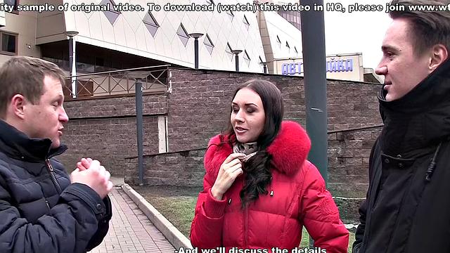 Страстная брюнетка между двух крепких членов в дерзком МЖМ трио