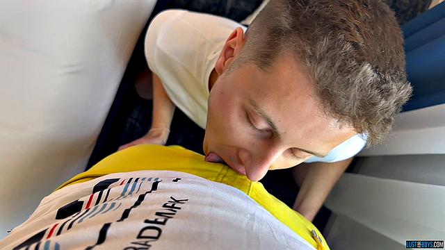 четверо здоровых мужиков доминируют и используют Джейка Уорта, пока он не выдерживает больше