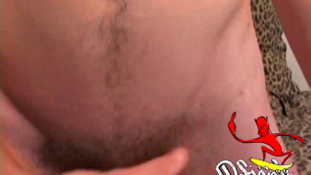 Парень решил развлечься с рукой и не сдержался до конца