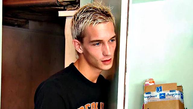 Жесткая госпожа жестко трахает сисси мальчика страпоном