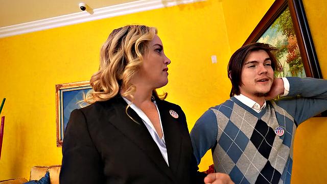 менеджер штаба трахается с сыном кандидата на диване