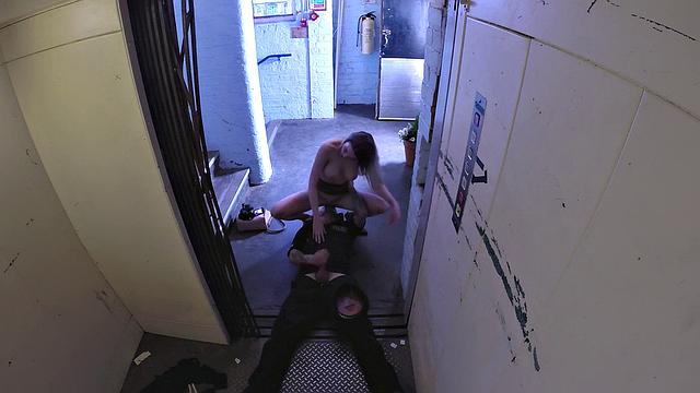 офисная шлюха блондинка монти трахается с копом в лифте, нежная попка и маленькие сиськи