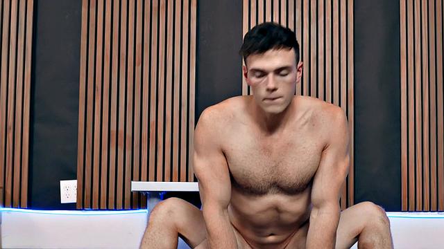 Athletic amateur jock fucks gym buddy barebacking