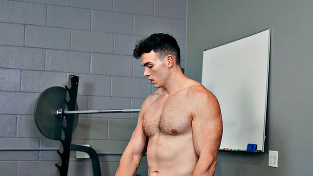 Athletic amateur jock fucks gym buddy barebacking