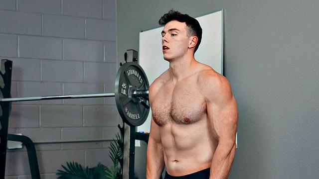 Athletic amateur jock fucks gym buddy barebacking