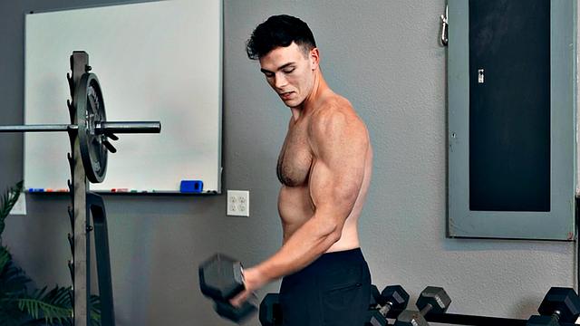 Athletic amateur jock fucks gym buddy barebacking