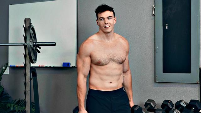 Athletic amateur jock fucks gym buddy barebacking