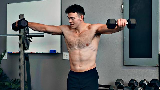 Athletic amateur jock fucks gym buddy barebacking