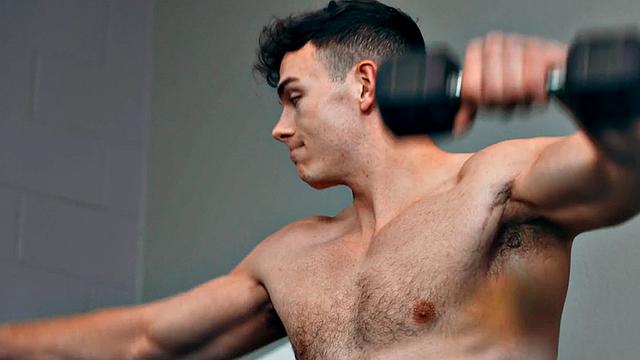 Athletic amateur jock fucks gym buddy barebacking