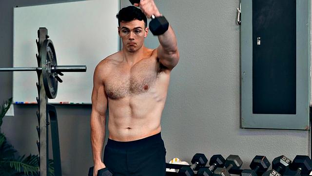 Athletic amateur jock fucks gym buddy barebacking