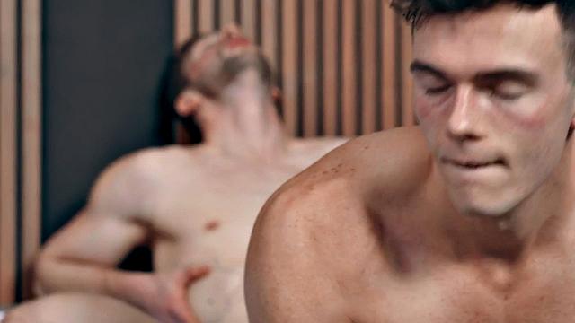 Athletic amateur jock fucks gym buddy barebacking