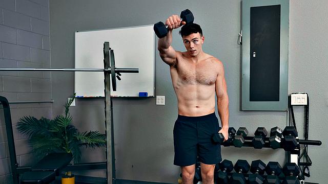 Athletic amateur jock fucks gym buddy barebacking