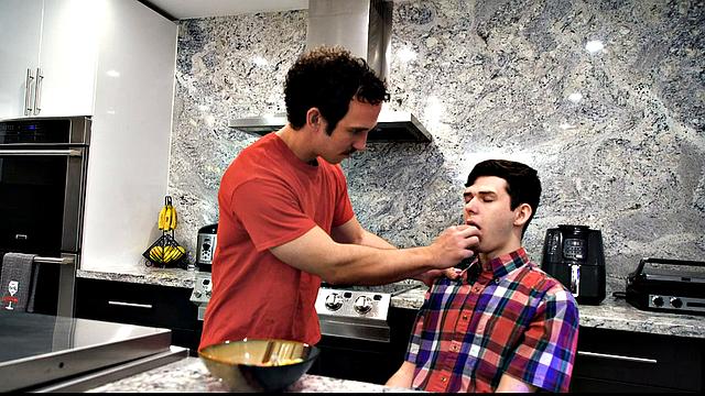 Грег учит Дакоту сосать и принимать большой член