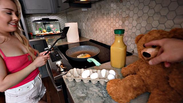 Блондинка соблазняет отчима и трахается с ним на кровати