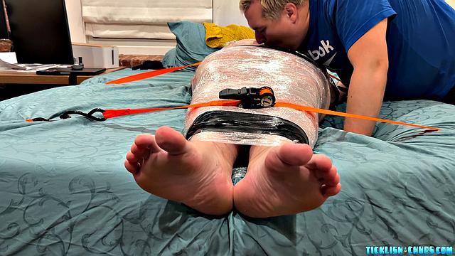 diffy gets wrapped up and still manages to cum with matt-never underestimate a motivated gay guy