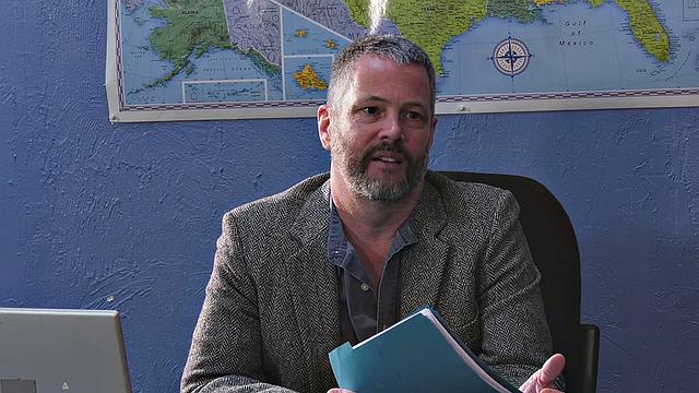 брюнетка транс в чулках заводит весёлую парочку, про школу забыла