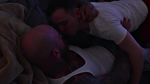 волосатый отчим трахается с пасынками без резинки после римминга